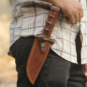 Couteau de camping artisanal en acier Damas 2026, lame fixe à bord dentelé, design de chasse à pointe tombante, manche en bois de rose, étui en cuir - Product Image 4