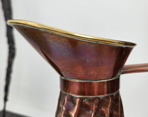 Carafe en cuivre artisanale avec verre assorti, conçue pour servir de l'eau, des jus ou des boissons dans un décor de table élégant. Pichet avec poignée. - Product Image 4