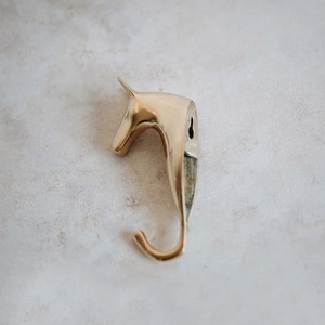 Patère murale girafe sculptée avec finition dorée pour suspendre cravates, ceintures, chapeaux, sacs et accessoires quotidiens - Product Image 2
