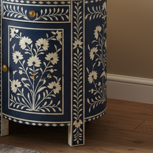 Table de chevet ronde en bois artisanale de luxe moderne et écologique avec incrustations florales bleues, 2 tiroirs et rangement - Product Image 3