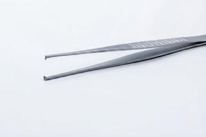 Pinzas Gillies Profesionales de Acero Inoxidable de 15 cm con 1x2 Dientes |   Herramienta Médica Manual de Grado Quirúrgico |   Diseño Autoclavable y Duradero - Product Image 3
