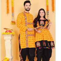 Ensemble de vêtements élégants pour couple Navratri, comprenant un kurta en coton pour homme et un dhoti pour femme, prix de gros par Royal Exports