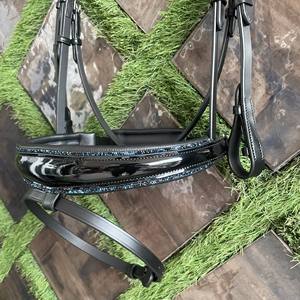 ADIBA OVERSEAS Brida de cuero charol negro con frontal de cristales, narquileras acolchadas y encaje de cristales, equipo de doma de lujo suave - Product Image 2