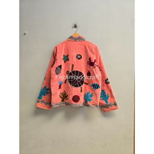 Chaqueta de Forro Polar Bordada para Mujer Fezanhandicraft, Color Coral, Bordado a Mano con Patrón de Cangrejo, Cuello Mao, Manga Larga - Product Image 6
