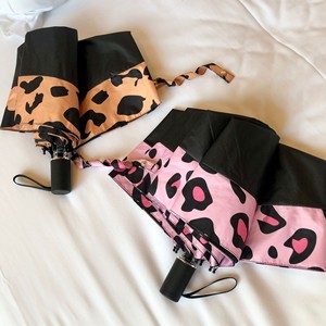 Parapluie de protection solaire double usage Advanced Sense, motif léopard rétro noir, manuel, pliable en trois sections, grand format, pour voyage, avec logo publicitaire - Product Image 1