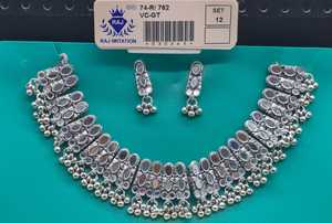 Conjunto de collar choker plateado con cuentas colgantes de diseño floral y aretes a juego para mujeres que usan ropa étnica, festiva y tradicional. - Product Image 2