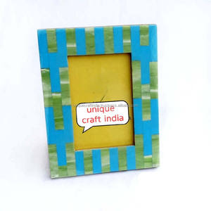 Cadre photo artisanal en bois avec incrustation de résine bleu profond, pour table, design moderne, pour décoration intérieure ou cadeau - Product Image 6