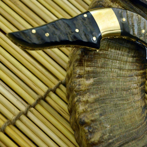 Cuchillo de Caza de Acero de Damasco con Hoja Dentada de Punta Trasera, Mango de Madera y Funda de Cuero para Uso en Exteriores y Camping - Product Image 6
