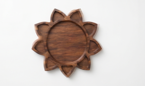 Plateau de service unique en bois en forme de lotus, en bois de manguier foncé, avec contour en rayures solaires et bord segmenté - Product Image 3