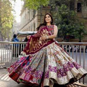 Lehenga Choli Dupatta traditionnel en coton mousseline rouge et bleu, imprimé numérique, avec broderie miroir et bordure en dentelle faite à la main, pour tenue de fête, du Rajasthan - Product Image 2