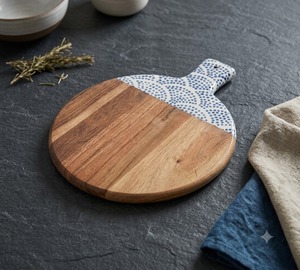 Planche à découper en bois ronde, finition laquée, facile à nettoyer, réutilisable, planche de service pour la cuisine - Product Image 2