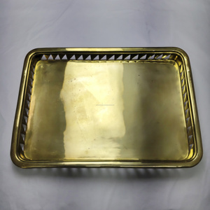 Bandeja de Servir Rectangular de Lujo con Acabado Dorado y Recorte Triangular – Plato Decorativo de Metal de Alta Gama - Product Image 2