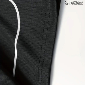 T-shirt de sport noir uni de haute qualité, actif, confortable et à séchage rapide, et short de sport assorti pour une tenue de compression. - Product Image 6