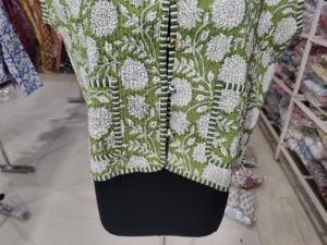 Gilet matelassé vert à fleurs pour femme, col en V, sans manches, veste en coton tissé, fermeture boutonnée, cadeau pour elle - Product Image 5