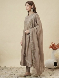 Ensemble Salwar Kameez Traditionnel pour Enfants KV en Mélange de Soie, Kurta, Pantalon et Dupatta pour Fêtes - Product Image 5
