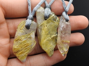 Pendentif en quartz rutile doré naturel brut - Perforé à l'avant - Trou de 3 mm - Poli et lisse - Taille 40-50 mm - Fournitures pour grossistes - Cadeau - Product Image 3