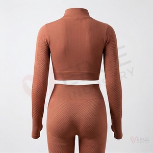 Ensemble 2 pièces de yoga pour femme : Crop top marron sans couture texturé à quart de zip et manches longues avec passe-pouces, et leggings taille haute - Product Image 2