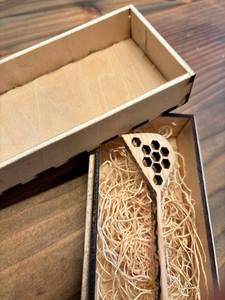 Cuillère à miel en bois d'acacia écologique fabriquée à la main en Inde avec une longue poignée et une finition miroir, taille personnalisée pour le camping - Product Image 3