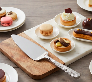 Juego de utensilios para servir pasteles de acero inoxidable de primera calidad con asas en relieve, perfecto para bodas, regalos y ocasiones especiales. - Product Image 4