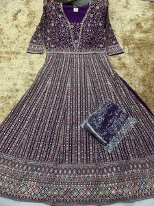 Robe Anarkali longue en soie avec broderies pour mariage et soirées, tenue traditionnelle indienne pour femmes - Product Image 2