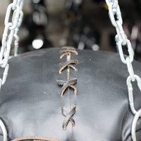 Sac de frappe durable avec rembourrage dense et revêtement extérieur robuste pour entraînement sportif