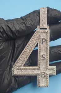 จี้ห้อยคอฮิปฮอปแบบกำหนดเองประดับเพชรโมอิสซาไนต์ VVS พร้อมชื่อและหมายเลข  ตัวเรือนเงินแท้ 925  ผ่านการทดสอบเพชร  จี้ห้อยคอแบบแร็ปเปอร์  ประดับอักษรย่อ - Product Image 3