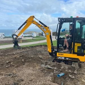 Miniexcavadora hidráulica duradera diseñada para máxima productividad en espacios confinados y condiciones de trabajo exigentes - Product Image 1