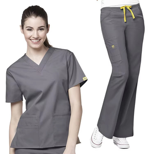 Conjunto de Uniforme Médico Premium para Mujer, Modelo Bravo, Personalizable, Corte Ajustado, Cuello en V, Pantalones Cargo, Ropa de Trabajo para Enfermeras y Doctoras - Product Image 1