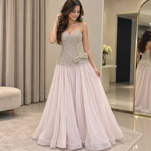Robe de soirée longue coupe trapèze en sequins ivoire champagne, ornée d'un corset, décolleté cœur, jupe fluide en mousseline et nœud décoratif - Product Image 3