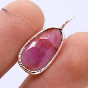 Pendentif solitaire en argent sterling 925 massif avec saphir rose naturel facetté ovale serti clos, collection Memoria Jewels, vente en gros - Product Image 2