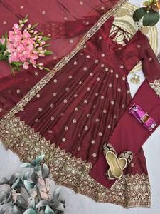 Vestido Largo Anarkali de Estilo Indio Tradicional, Simple y en Oferta, Hecho a Mano con Seda, con Diseño Ecológico - Product Image 5