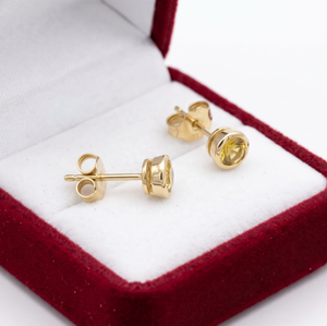 Boucles d'oreilles clous en or jaune massif 9 carats avec saphir jaune naturel rond serti clos, Memoria Jewels, vente en gros - Product Image 6