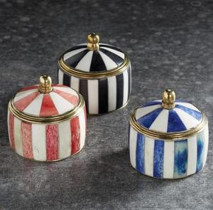 Caja de Almacenamiento Decorativa de Resina Blanca de Lujo con Tapa Dorada, Organizador de Joyas Redondo Hecho a Mano, Decoración Minimalista para Mesa de Vanidad, Elegante - Product Image 4