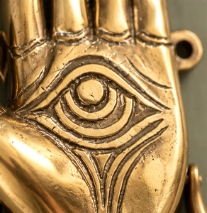 Timbre de puerta Mystic Eye en tono bronce dorado con símbolo de palma grabado y anillo circular para entradas distintivas - Product Image 5