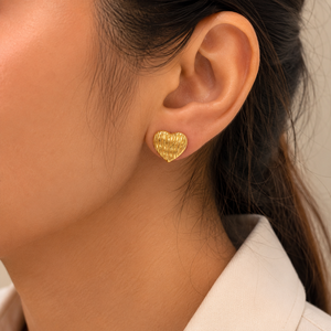 Boucles d'oreilles clous minimalistes à lignes texturées en forme de cœur, finition polie brillante, légères, avec fermoir poussoir, vente en gros, cadeau pour elle - Product Image 2