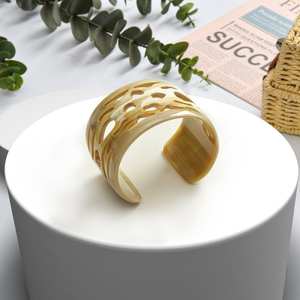 Bracelet moderne en corne de bœuf naturelle et en corne de buffle véritable de Perfect Enterprises, cadeau pour elle, fabriqué en Inde - Product Image 5