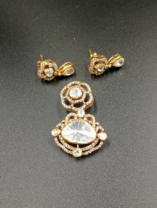 Collier pendentif ethnique plaqué or en alliage Amaira Jewels avec sertissage de pierres trillons, idéal pour un cadeau féminin - Product Image 6
