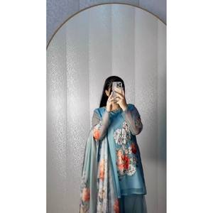Ensemble Salwar Kameez en polyester fantaisie, imprimé numérique et broderie Khatali authentique, idéal pour les fêtes - Product Image 1