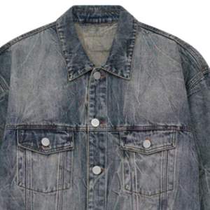 Veste en jean vintage pour homme avec un design élégant, un tissu durable et des détails de boutons classiques pour un look décontracté moderne - Product Image 3