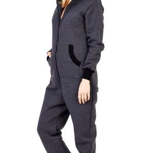 ชุดนอนแบบมีฮู้ดสำหรับฤดูหนาวรุ่นใหม่สำหรับผู้หญิง พร้อมปักโลโก้ตามสั่ง ผ้าฟลีซยืดหยุ่น ชุดจั๊มสูทสำหรับผู้หญิง ใส่ได้ทุกฤดู - Product Image 5