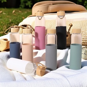 Mug de voyage en verre de 550 ml avec couvercle à vis en bambou, anti-fuite, réutilisable, design minimaliste, logo personnalisé - Product Image 2