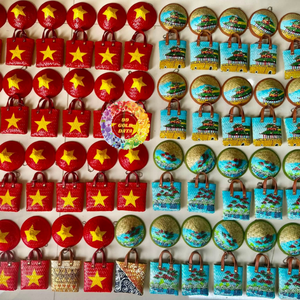 Porte-clés artisanal en feuille de palmier vietnamienne avec motif drapeau national, style asiatique écologique, cadeau d'affaires et de mariage pour les fêtes - Product Image 1