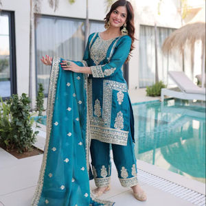 ชุดคุर्ติผ้าไหมเฟนดีแบบเย็บพิเศษพร้อมกางเกงและผ้าคลุมไหล่  บุด้วยผ้าฝ้ายเต็มตัว  ตกแต่งด้วยเลื่อมอย่างหรูหราสำหรับผู้หญิง - Product Image 1