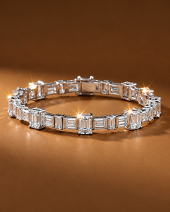 Bracelet tennis en or blanc avec diamants de laboratoire taille émeraude pour femme, idéal pour les mariages - Product Image 4
