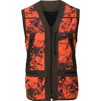 Chaleco de entrenamiento para perros de tela softshell con camuflaje naranja, con bolsillos con cremallera y ganchos de mosquetón para uso en exteriores.
