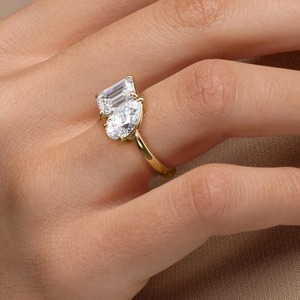 Bague de fiançailles de luxe pour femme Toi Et Moi en or massif 14K avec diamant de laboratoire émeraude et poire 2 carats certifié IGI - Product Image 3