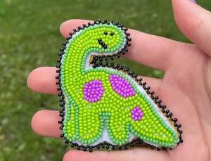 Broche trèfle à quatre feuilles artisanale, broderie de perles de verre, épinglette porte-bonheur trèfle irlandais pour femme, accessoire pour la Saint-Patrick - Product Image 6