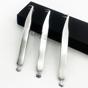 Pince à épiler RMI Heart And Winter Design Bottom Style Diamond Grip et Plain Grip, pour cils entiers et pointus, emballage en boîte cartonnée - Product Image 5