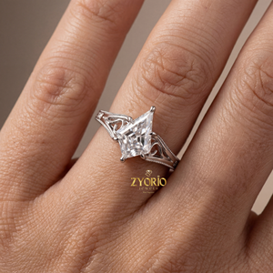 Anillo de Compromiso de Diamante Cultivado en Laboratorio de Lujo, Corte Kite, Estilo Art Deco, Anillo Nupcial Geométrico Distintivo, Plata 925, Perfecto para Fiestas - Product Image 4
