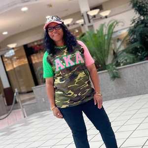 Camiseta AKA Camo Premium con Mangas en Contraste para Mujer, Bordado con Letras Griegas, Cuello Redondo, Top Casual de Alta Calidad - Product Image 4